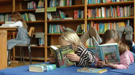 Bambini che leggono un libro