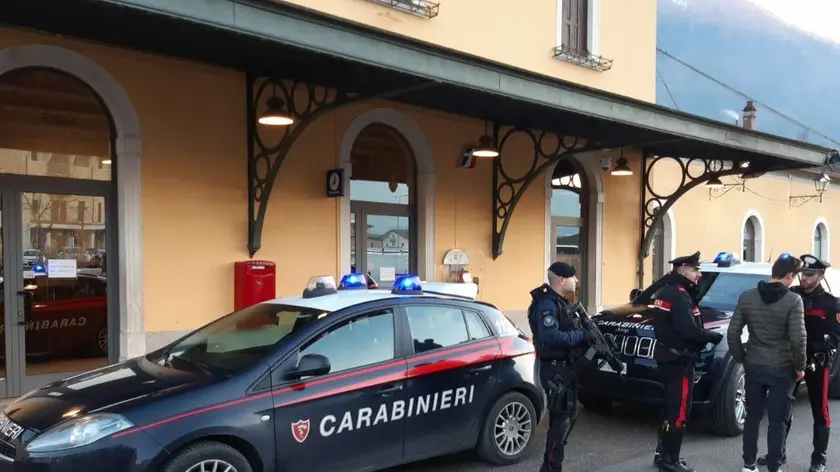 Controlli dei carabinieri alla stazione