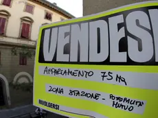 20080716 - ROMA - FIN - MUTUI: ABI; TASSI RECORD A GIUGNO, SU AL 5,85%. Un cartello di vendita per un appartamento a Pontedera (Pisa) in un'immagine d'archivio. Nuovo record per i tassi sui mutui che a giugno salgono al 5,85%, toccando cosi' i livelli massimi dall'agosto del 2002. E' quanto si legge nel consueto rapporto mensile dell'Abi, che ricorda come i tassi di interesse sui mutui erano gia' saliti al 5,75% nel mese di maggio. ANSA/ARCHIVIO/FRANCO SILVI/i50