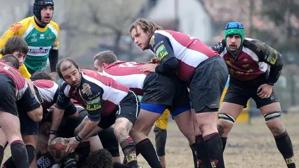 A Mugnai il Derby Feltre Alpago di Rugby. - Nicola Gabrielli prende il pallone dalla mischia