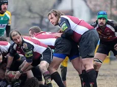 A Mugnai il Derby Feltre Alpago di Rugby. - Nicola Gabrielli prende il pallone dalla mischia