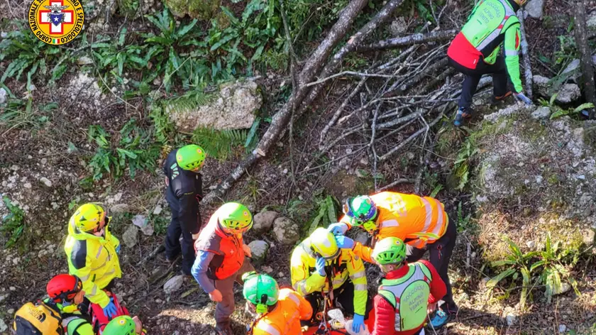 Il recupero del boscaiolo precipitato ad Arson