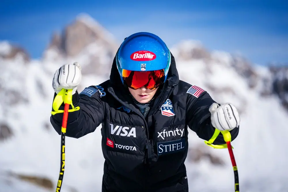 Ben due turni di allenamento in vista dei prossimi Mondiali di Courchevel mercoledì mattina 1 febbraio in Val di Fassa su LaVolata, Ski Area San Pellegrino, ormai riconosciuta come pista top della velocità mondiale. Allenamento prima di discesa alle prime luci dell’alba per le atlete norvegesi (Mowinckel e Kajsa Vickhoff Lie), insieme a loro le nostre Nadia e Nicol Delago e le statunitensi Breezy Johnson e Isabella Wright. A seguire, dopo la ritracciatura a cura dello staff tecnico italiano (presenti Gianluca Rulfi e Giovanni Feltrin), si sono presentate al cancelletto di partenza del tracciato di superG, Sofia Goggia, Mikaela Shiffrin e Alice Robinson. Una folla di fan appassionati ha atteso ad ogni giro queste tre regine dello sci alpino, che saranno sicuramente tra le protagoniste dei prossimi Campionati Mondiali nelle rispettive discipline. Grande entusiasmo come sempre per Sofia Goggia e anche per la regina incontrastata Mikaela Shiffrin. Giovedì continuano gli allenamenti sulle piste azzurre della Val di Fassa, con alcune velociste sempre su LaVolata, mentre altre atlete si alleneranno di gigante e speciale allo Ski Stadium a Pozza di Fassa. Foto di Ralf Brunel.