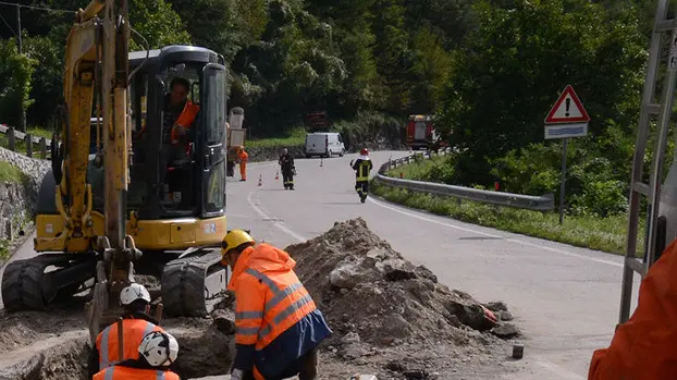 GIAN PAOLO PERONA- perona- agordo- in zona la muda durante gli scavi di interramento di fibra ottica si rompe una conduttura del gas