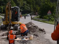 GIAN PAOLO PERONA- perona- agordo- in zona la muda durante gli scavi di interramento di fibra ottica si rompe una conduttura del gas