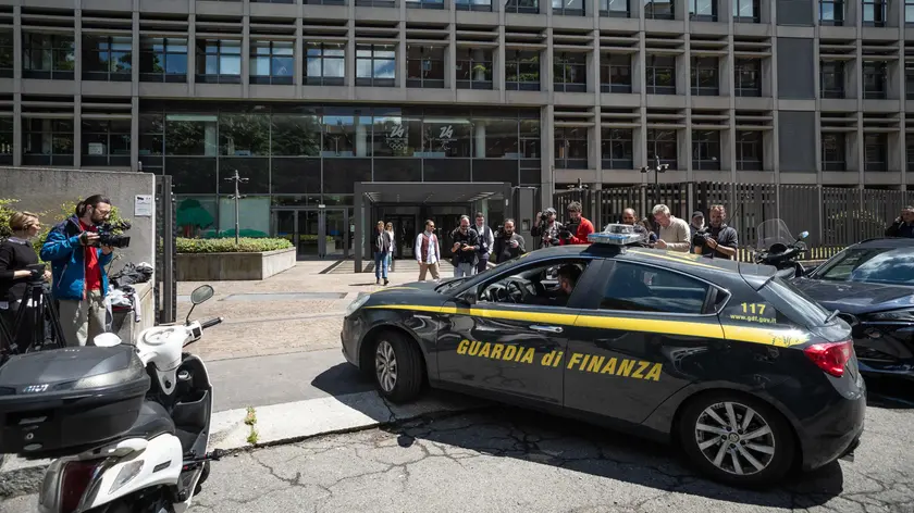 La Finanza all’esterno delle sede della Fondazione Milano-Cortina 2026