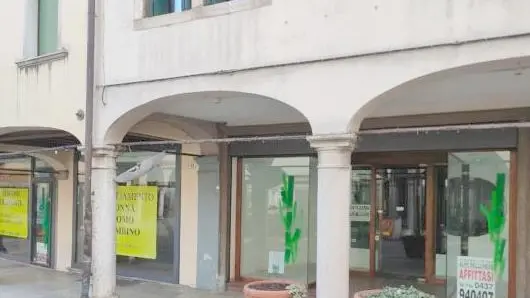 L’ex negozio Sisley e il corniciaio chiusi in piazza delle Erbe
