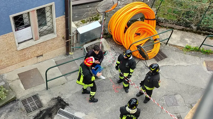Vigili del fuoco e tecnici in via Sottocastello per la fuga di gas per la rottura di un tubo