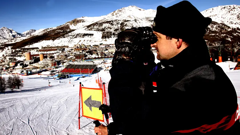 20081226 - ROMA - DIS - INVESTE E UCCIDE SCIATORE: CACCIA AL PIRATA DELLE NEVI. Un carabiniere controlla con un binocolo dall'alto del Colle di Sestriere, in una imagine di archivio. Stanno indagando a pieno ritmo i carabinieri per cercare di dare un volto allo sciatore pirata che ha investito ed ucciso un 51enne che sciava assieme alla figlia adolescente sulla pista Absam a 2 mila metri di quota ad Obereggen in Alto Adige. Altri comportamenti rischio sono stati segnalati nel'area dolomitica, con sciatori che si avventurano fuori dalle piste battute, ignorando il rischio di staccare slavine. ANSA/CLAUDIO ONORATI/