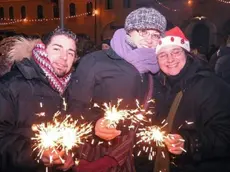 Un festeggiamento degli anni scorsi a Belluno, a sinistra il dj Tommy Vee che sarà a Longarone