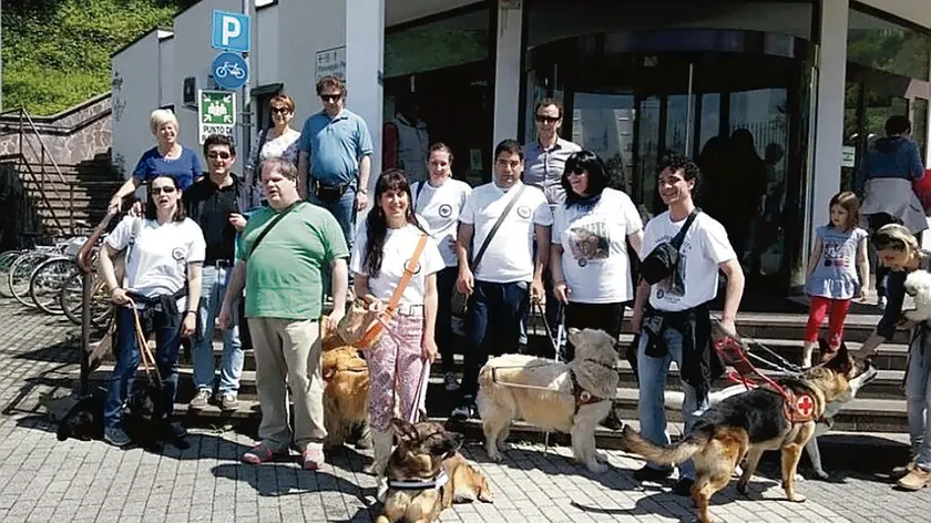 La protesta di un gruppo di ciechi a Lambioi: la scala mobile era vietata ai cani