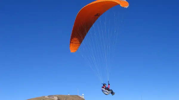 Un volo in parapendio in montagna