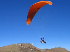 Un volo in parapendio in montagna