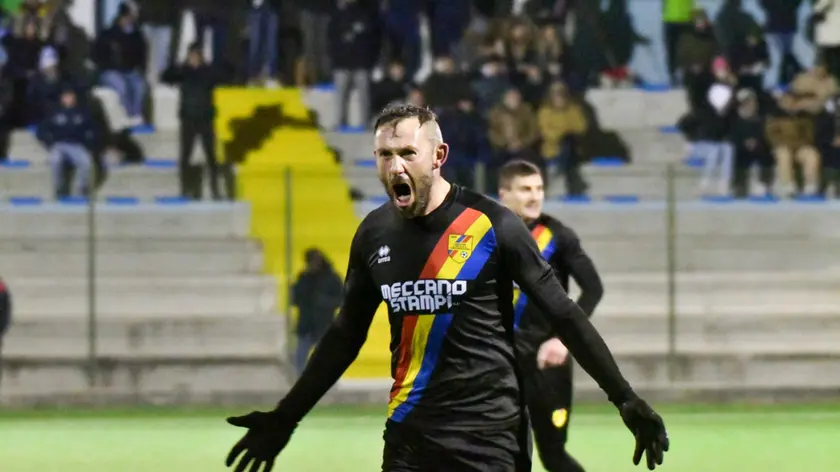 Ivo Bez dopo il gol al Sandonà (Foto di Beppe De Zanet)