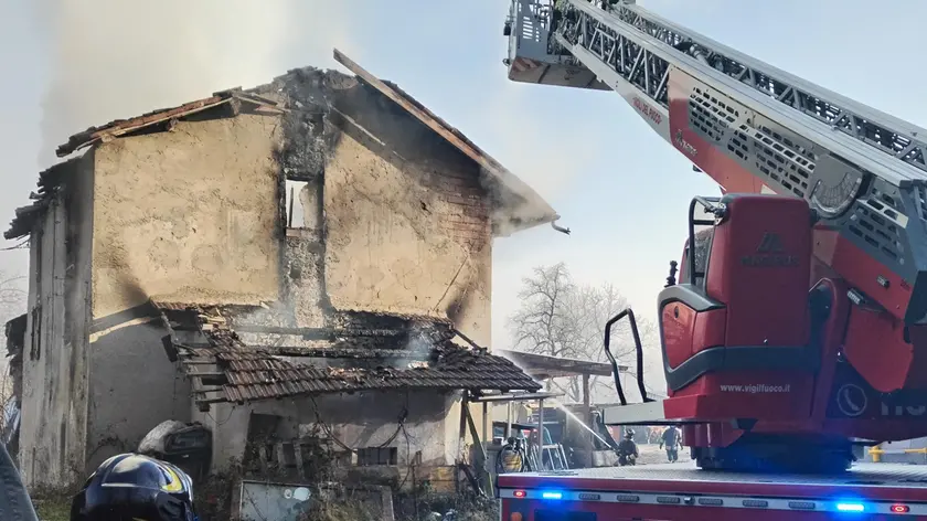 L’intervento a Villabruna dei vigili del fuoco per spegnere l’incendio nell’azienda agricola