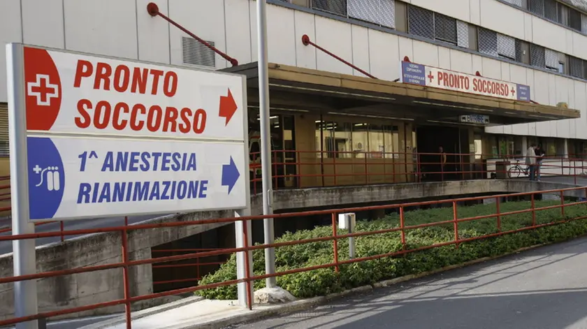 20080504 - VERONA - CLJ - GIOVANE IN COMA: NON ANCORA INDIVIDUATI ULTIMI DUE AGGRESSORI. L'entrata del pronto soccorso dell'ospedale Borgo Trento di Verona dove è ricoverato Nicola Tommasoli. Un fermato, due altri individuati, due invece ancora del tutto da identificare. Nelle indagini sulla brutale aggressione a Verona a Nicola Tommasoli mancano ancora all'appello gli ultimi due giovani del gruppo di cinque aggressori. Di loro, secondo fonti investigative, mancano ancora le identita', e il 20enne costituitosi oggi alla Questura di Verona non avrebbe fornito elementi per arrivare alla loro individuazione. Il gruppetto, appartenente all'area dell'estrema destra veronese, sarebbe costituito tutto da giovani coetanei, intorno ai 20 anni. I due che sono riusciti a sottrarsi per il momento alla cattura, sempre secondo le stesse fonti, sarebbero fuggiti all'estero probabilmente in automobile. ANSA/DAVIDE BOLZONI/DRN