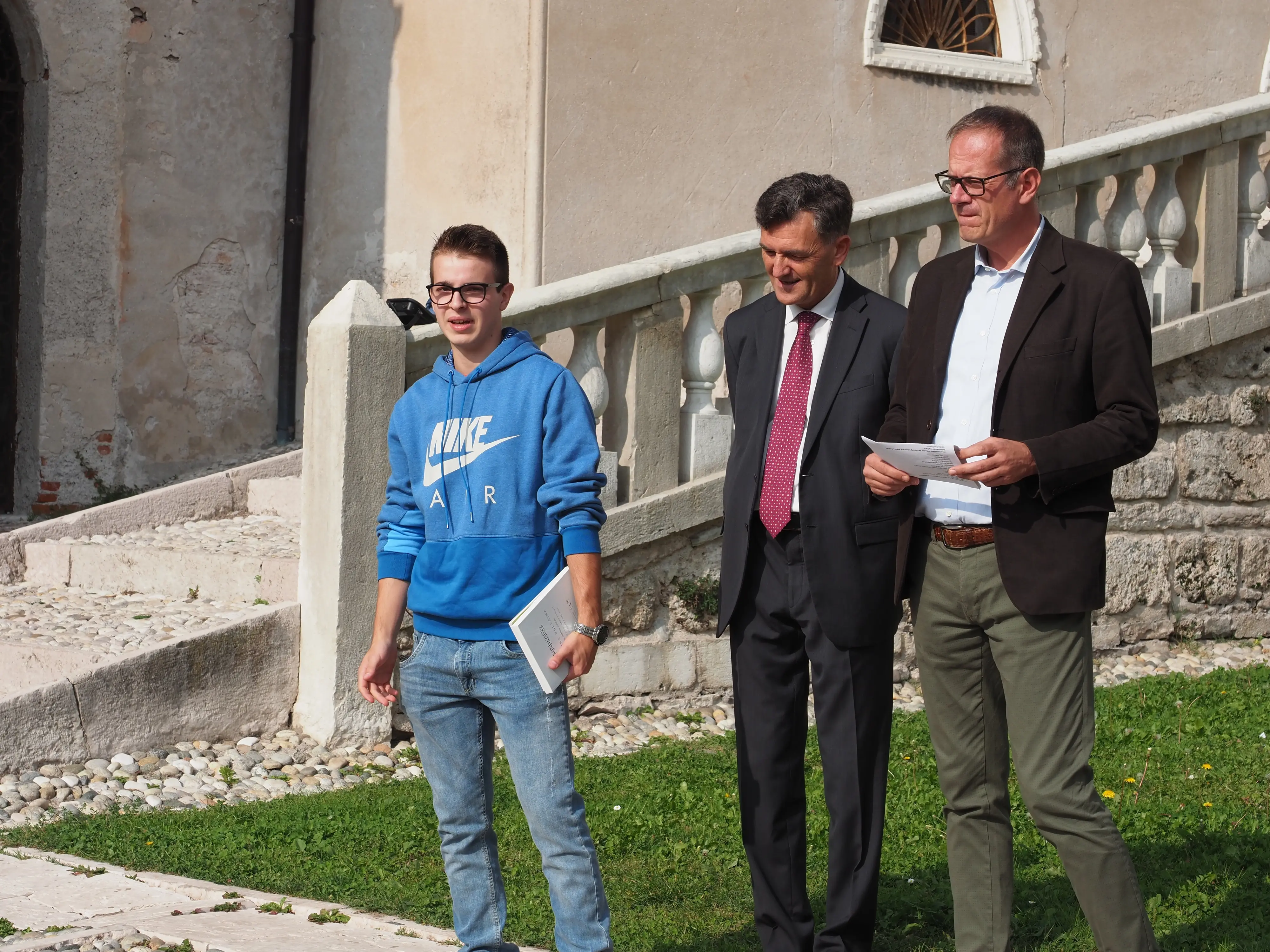 Piazza Maggiore a Feltre ha ospitato la consegna dei riconoscimenti della Famiglia Feltrina agli studenti diplomatisi con il massimo dei voti. La borsa di studio dedicata al medico Michele De Boni è stata conferita a Jessica Mocellin, mamma impegnata negli studi a Scienze infermieristiche