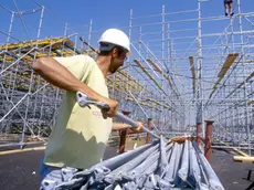 LAVORI EDILI, CANTIERE OPERAIO CON CASCHETTO