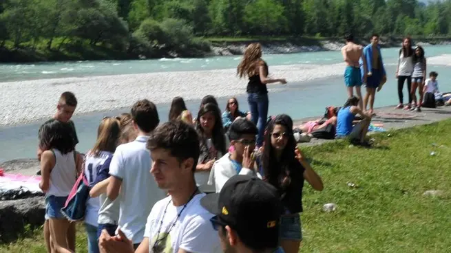 In ragazzi delle superiori festeggiano al piave la fine della scuola