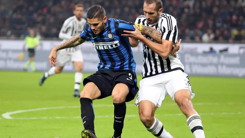 Mauro Icardi e Giorgio Chiellini durante Inter-Juventus