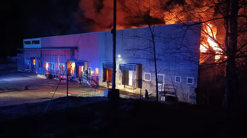 Lo stabilimento colpito dalle fiamme
