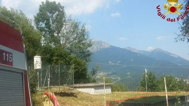Il camion dei vigili del fuoco rifornisce la vasca di San Donato a Lamon