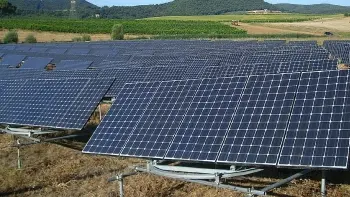 A destra pannelli solari Sotto il titolo l’area di Vignui sulla quale sarà montato l’impianto fotovoltaico