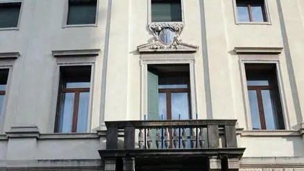 Palazzo Piloni, sede della Provincia di Belluno, senza le bandiere esposte - Palazzo Piloni sede dell'ente