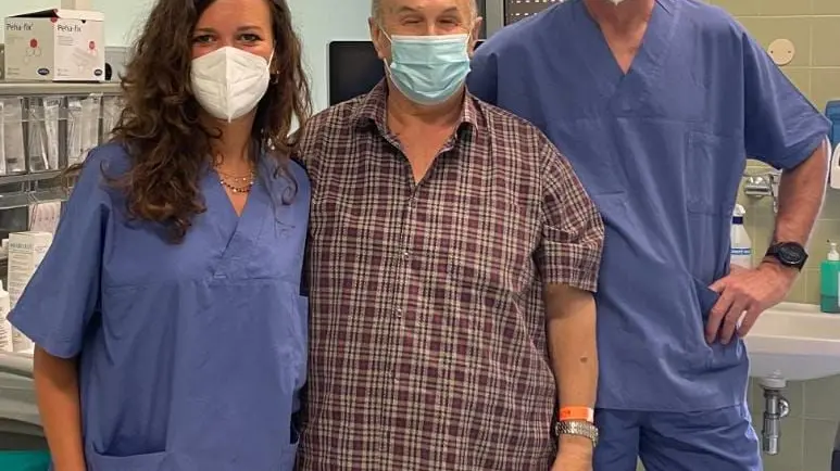 In foto il paziente al controllo post dimissione con i medici Sandro Irsara e Matilde Zamboin rispettivamente, direttore e membro dell'équipe del reparto della Chirurgia Vascolare del San Martino di Belluno