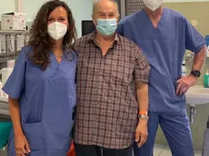 In foto il paziente al controllo post dimissione con i medici Sandro Irsara e Matilde Zamboin rispettivamente, direttore e membro dell'équipe del reparto della Chirurgia Vascolare del San Martino di Belluno