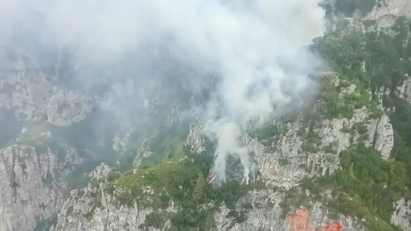 Le fiamme in Val Fogarè, a Sedico, viste dall'elicottero della Regione