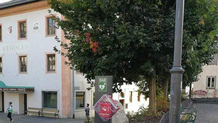 Uno dei defibrillatori montati lungo le strade di Cortina