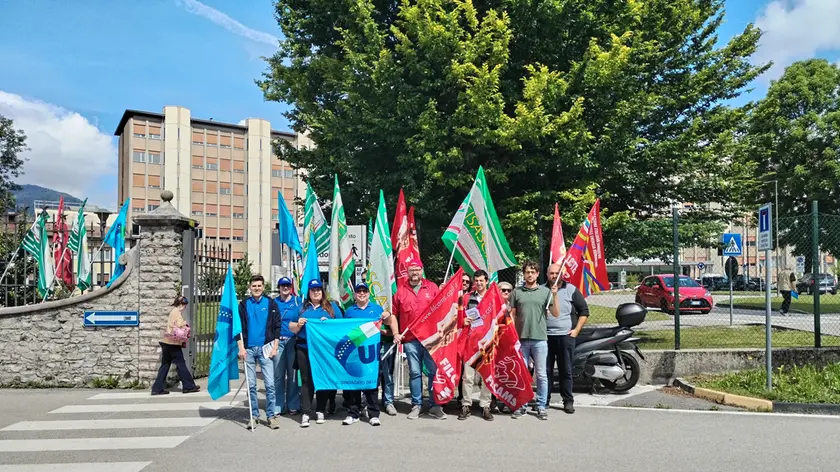 Il sit-in organizzato dai sindacati davanti all'ospedale di Feltre in rappresentanza dei lavoratori che operano nella ristorazione collettiva