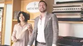 Fabio Carrino nel suo laboratorio sartoriale con la collega Ludmila