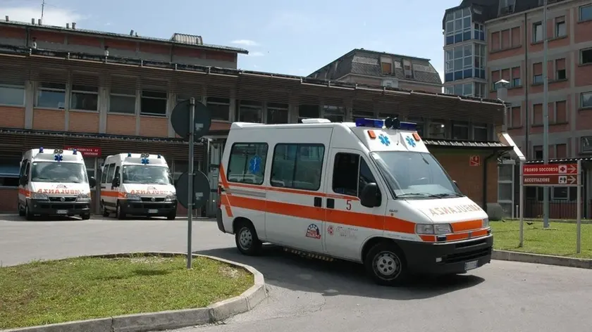 Un'ambulanza del Suem-118 che parte dal pronto soccorsoospedale belluno