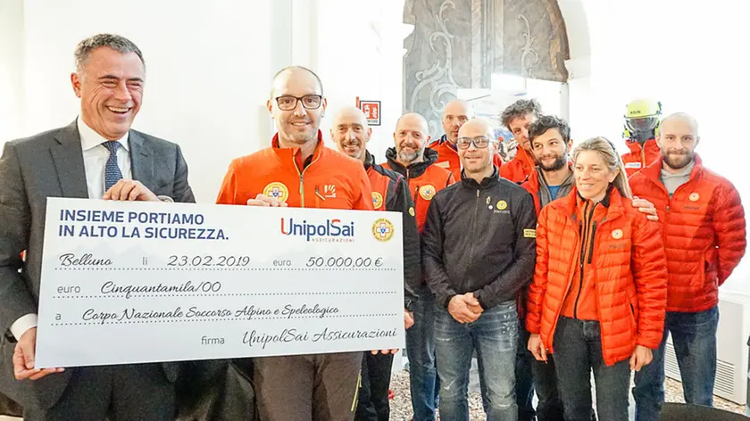 foto di gruppo con assegno