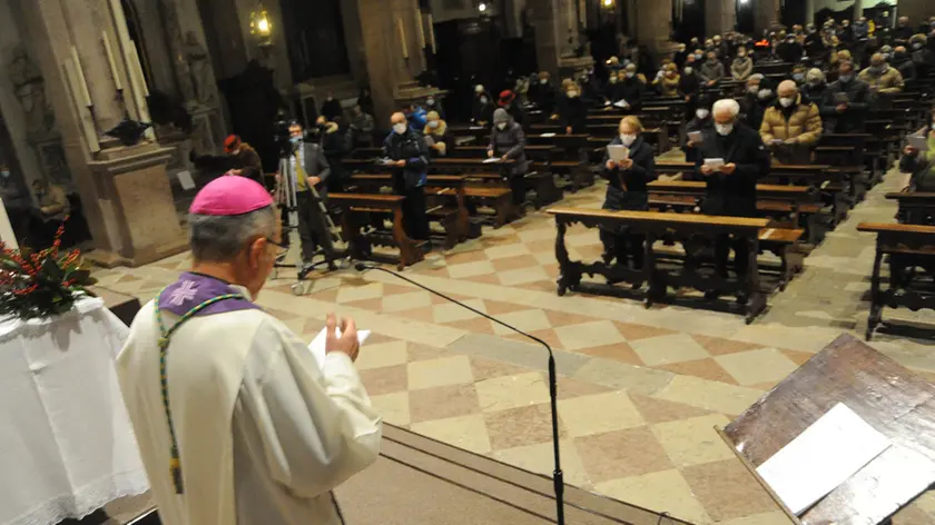 Il vescovo Marangoni durante la celebrazione comunitaria del sacramento della Riconciliazione in vista della scorsa Pasqua