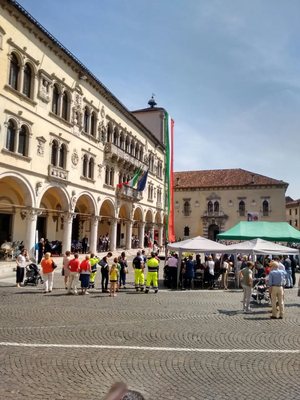 Una vista di piazza Duomo vestita a festa nello scatto di Stefano De Barba