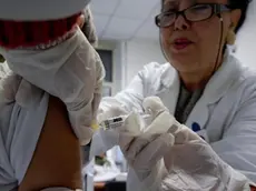 Un bambino viene vaccinato in un ambulatorio della Asl di Napoli, in una foto d'archivio. .ANSA / CIRO FUSCO