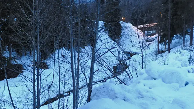 Una bambina muore dopo essere caduta nel torrente vicino al campo scuola