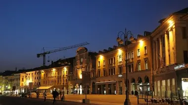 Un’immagine serale di piazza dei Martiri