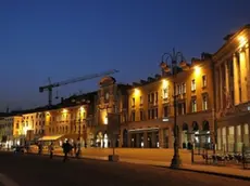 Un’immagine serale di piazza dei Martiri