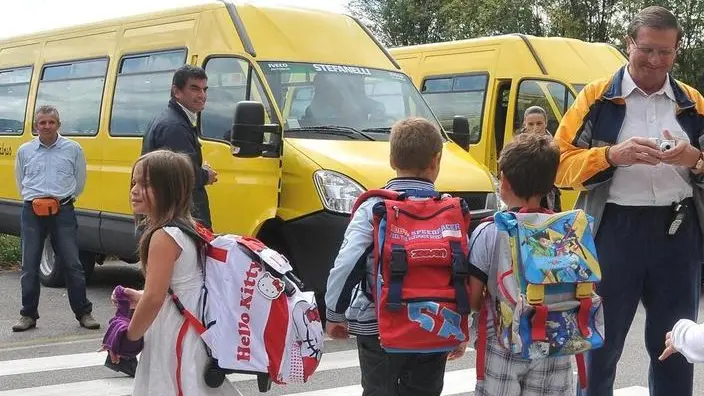 Belluno, 13 settembre 2010. Primo giorno per gli scuolabus della cssa. I bambini delle elementari di Giamosa - Alcuni momenti dell'avvio della scuola nel comune capoluogo. A sinistra i bambini delle elementari all'uscita di scuola si apprestano a salire sui nuovi scuolabus, al centro il sindaco a Mussoi e gli alunni a Giamosa