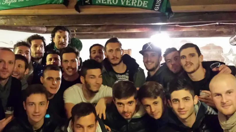 Il brindisi dei giocatori dell'Union Ripa Fenadora