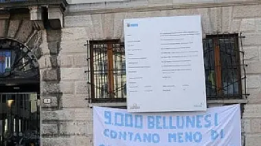 Lo striscione del Comitato Acqua bene comune contro la centralina di Busche