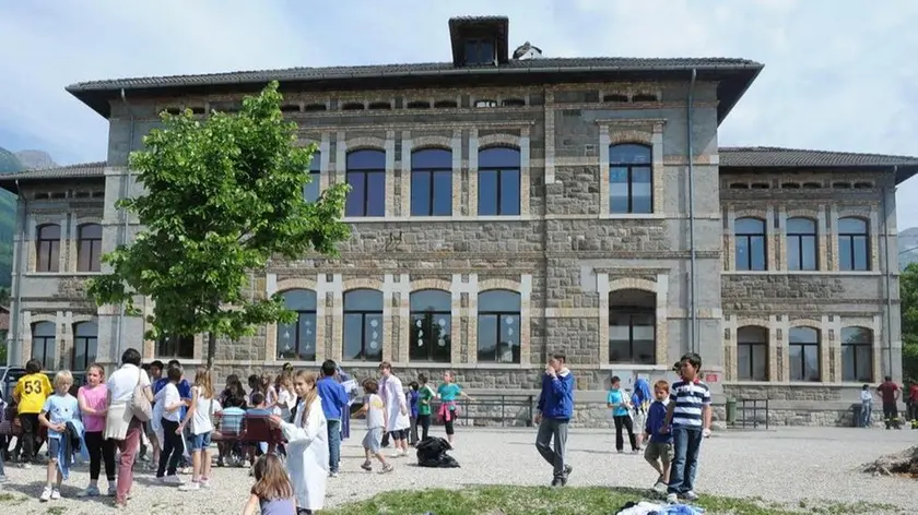 vigili del fuoco alle scuole di bolzano bellunese dopo la scossa di terremoto