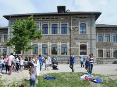 vigili del fuoco alle scuole di bolzano bellunese dopo la scossa di terremoto