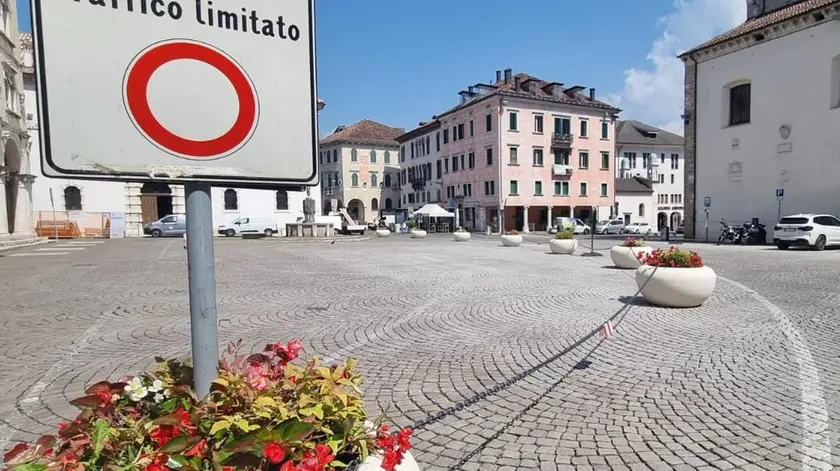 Piazza Duomo con le nuove catene