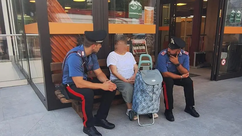 I carabinieri della stazione di San Vito di Cadore assieme all'anziana rintracciata