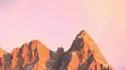 A sinistra le Marmarole Sopra i quattro premiati col Silla Ghedina e una scena Birdman of the Karakoram”